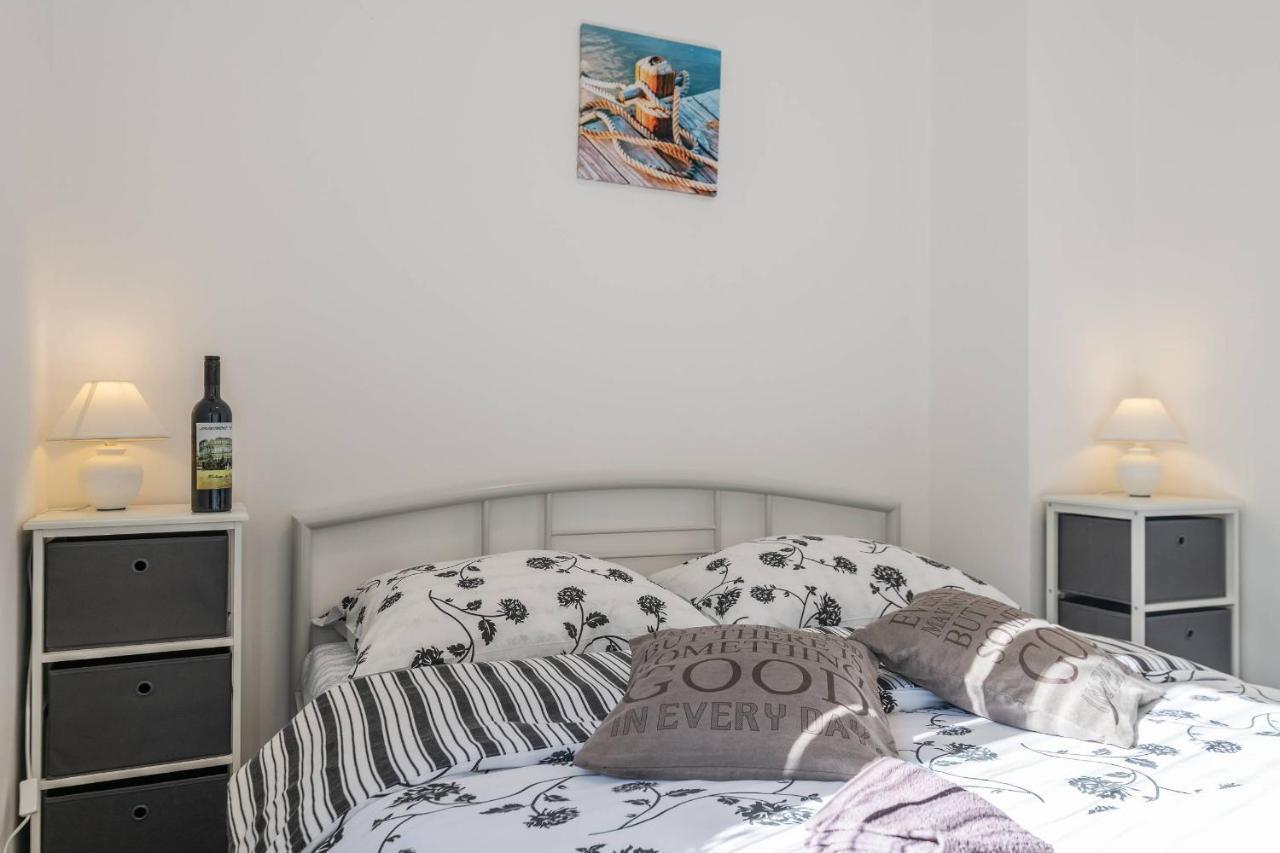 Apartment Petra Pula Exterior photo